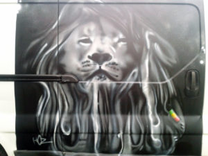 Lire la suite à propos de l’article « Lion Zion », graffiti sur véhicule utilitaire