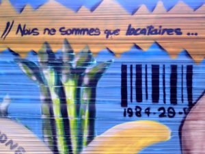 Lire la suite à propos de l’article Fresque graffiti « Brevetage du vivant »