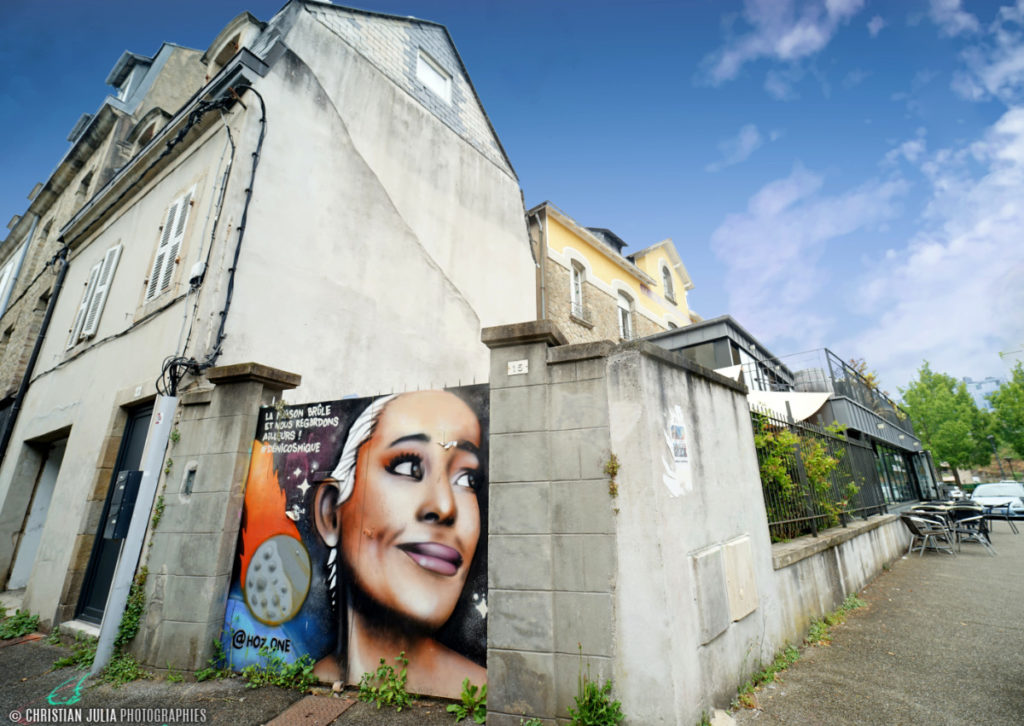 Graffiti Déni cosmique Ariana Grande à Quimper