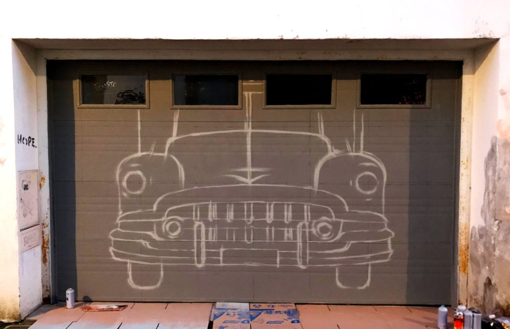 Fresque décoration trompe l’œil d'une voiutre des années 1950 dans un garage