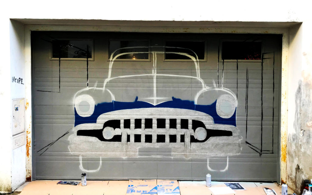 Fresque décoration trompe l’œil d'une voiutre des années 1950 dans un garage