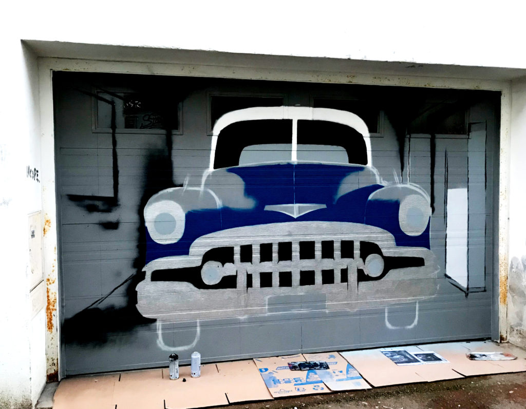 Fresque décoration trompe l’œil d'une voiutre des années 1950 dans un garage