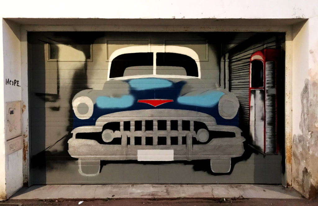 Fresque décoration trompe l’œil d'une voiutre des années 1950 dans un garage