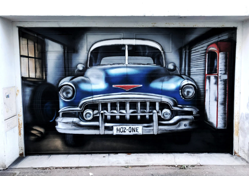 Fresque décoration street-art Voiture rétro dans un garage à Quimper