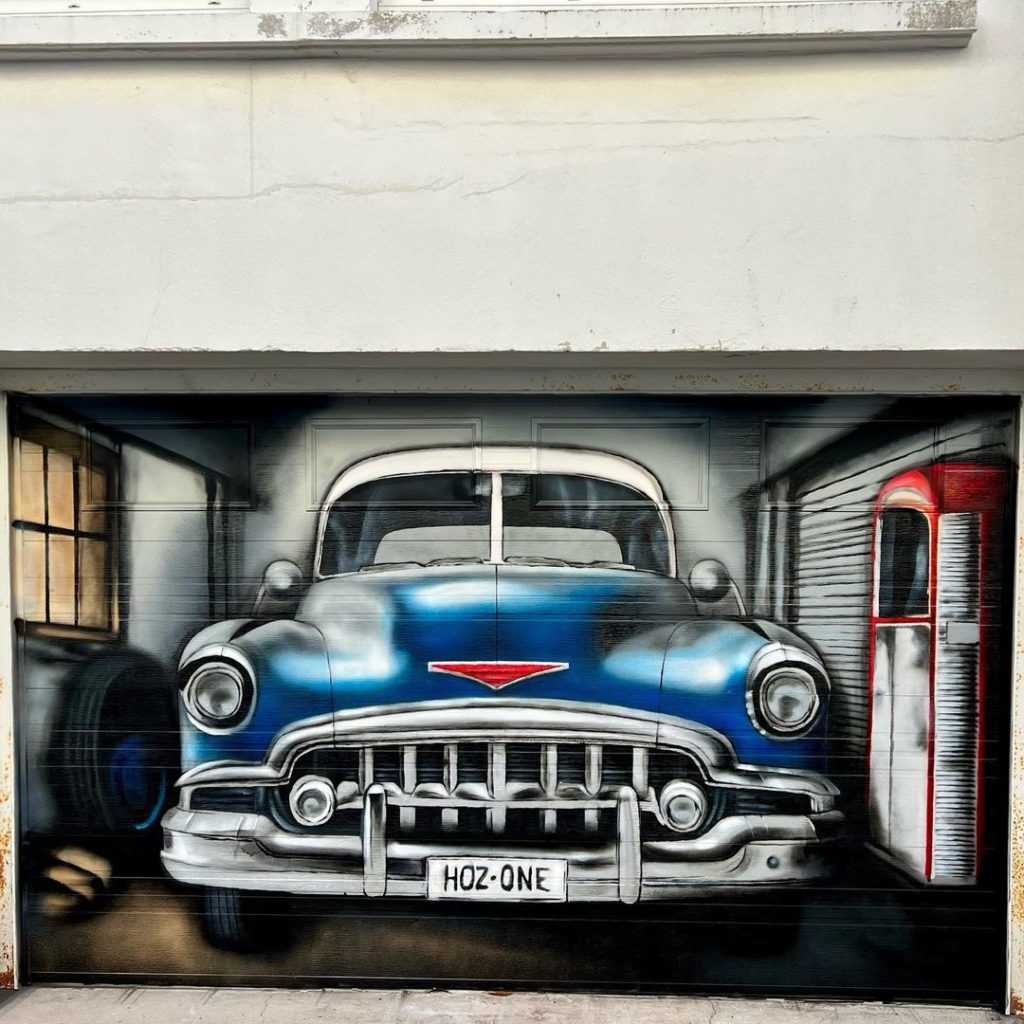 Fresque décoration street-art Voiture rétro dans un garage à Quimper
