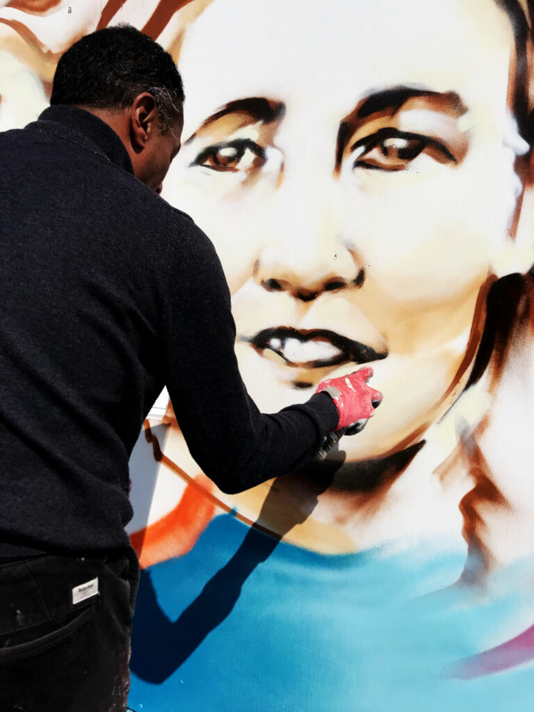 Le graffeur Nazeem en action à Brest le 10 mai 2025