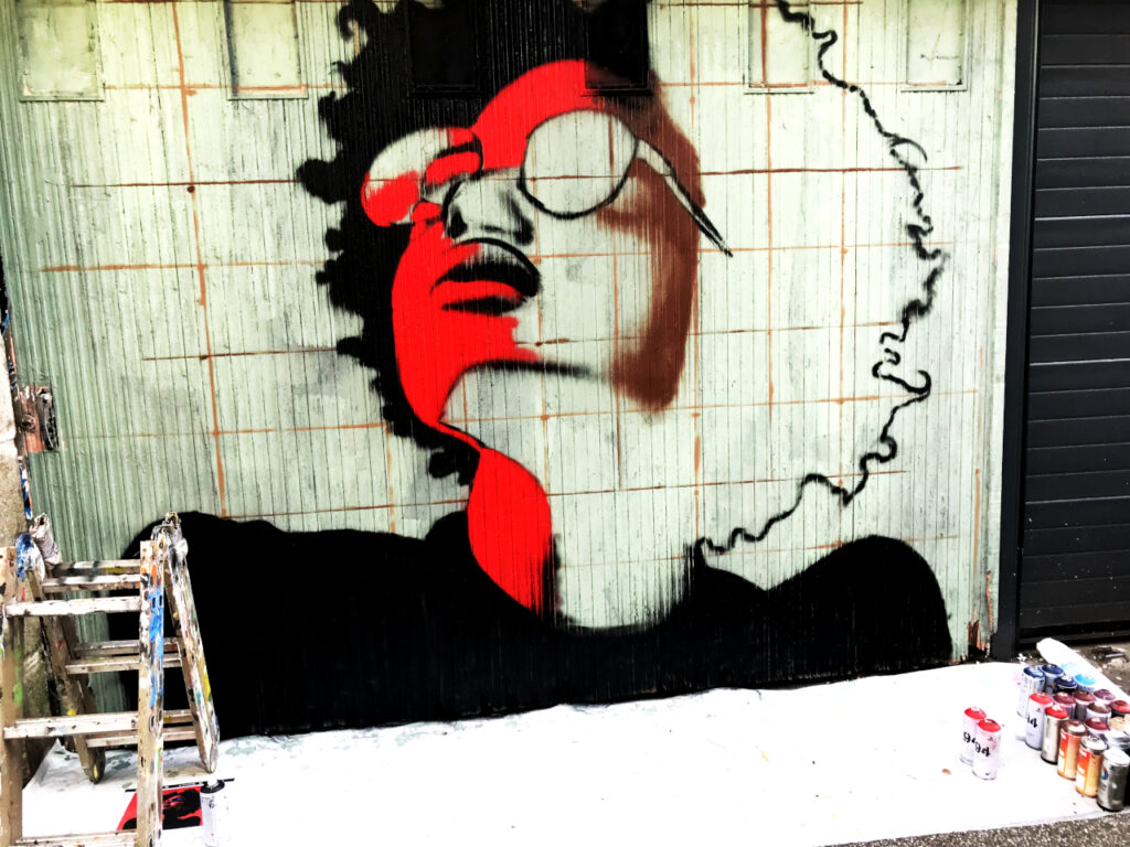 Portrait graffiti en cours par HOZ - Mai 2025
