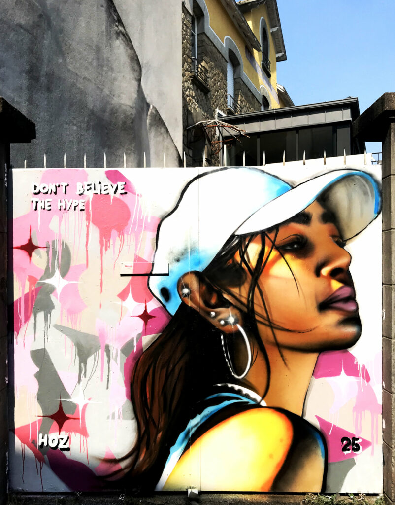 Portrait graffiti d'une femme réalisé par HOZ à Quimper. Août 2025.
